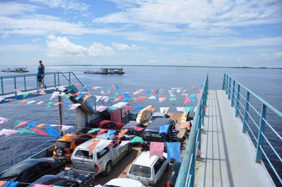 Cuzando o rio Amazonas, em Manaus